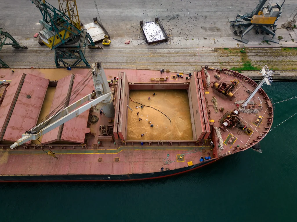 Como é feito o carregamento de navios nos portos?