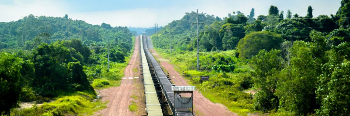 Foto de tipos de correias transportadoras em caminho para transporte de carga.